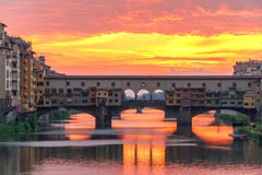 Arno en Ponte Vecchio bij zonsondergang, Florence, Italië royalty-vrije stock afbeelding Arno en Ponte Vecchio bij zonsondergang, Florence, Italië royalty-vrije stock afbeelding