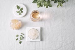 Aromatherapy Kleine glasflessen met kosmetische oli?n Het zout van het bad Vers Blad Voorwerpen voor kuuroordprocedures aangaande royalty-vrije stock fotografie Aromatherapy Kleine glasflessen met kosmetische oli?n Het zout van het bad Vers Blad Voorwerpen voor kuuroordprocedures aangaande royalty-vrije stock fotografie