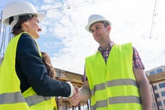 Arquitecto e ingeniero o supervisor que sacuden las manos en el emplazamiento de la obra imágenes de archivo libres de regalías Arquitecto e ingeniero o supervisor que sacuden las manos en el emplazamiento de la obra imágenes de archivo libres de regalías