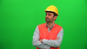 Arquitecto o trabajador de construcción Looking Up en la pantalla verde Lado derecho almacen de video Arquitecto o trabajador de construcción Looking Up en la pantalla verde Lado derecho almacen de video