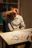Arquitecto trabajador en la noche imágenes de archivo libres de regalías Arquitecto trabajador en la noche imágenes de archivo libres de regalías