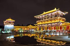 Arquitectura de la obra clásica china en el espejo foto de archivo libre de regalías Arquitectura de la obra clásica china en el espejo foto de archivo libre de regalías