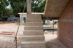 Arquitectura de las escaleras inacabada en el sótano Fotografía de archivo libre de regalías Arquitectura de las escaleras inacabada en el sótano Fotografía de archivo libre de regalías