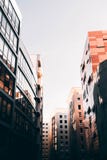 Arquitetura bonita de Marselha, França com construções altas do negócio e o céu branco fotografia de stock Arquitetura bonita de Marselha, França com construções altas do negócio e o céu branco fotografia de stock