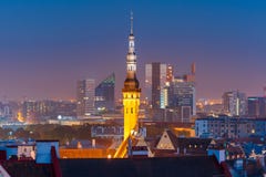 Arquitetura da cidade aérea da noite de Tallinn, Estônia imagens de stock Arquitetura da cidade aérea da noite de Tallinn, Estônia imagens de stock