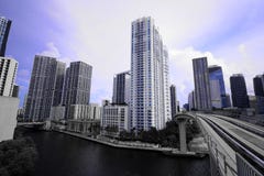 Arquitetura da cidade da skyline de Miami com construções altas e da ponte do trem sobre o rio em Brickell fotografia de stock Arquitetura da cidade da skyline de Miami com construções altas e da ponte do trem sobre o rio em Brickell fotografia de stock