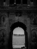 Arquitetura indiana, uma entrada em Maheshwar, Madhya Pradesh, Índia foto de stock Arquitetura indiana, uma entrada em Maheshwar, Madhya Pradesh, Índia foto de stock