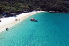 Arraial do Cabo, Βραζιλία: Άποψη της όμορφης παραλίας με το νερό κρυστάλλου στοκ εικόνες με δικαίωμα ελεύθερης χρήσης Arraial do Cabo, Βραζιλία: Άποψη της όμορφης παραλίας με το νερό κρυστάλλου στοκ εικόνες με δικαίωμα ελεύθερης χρήσης