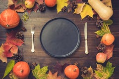 Arrangement de table de jour d'automne et de thanksgiving avec les feuilles tombées, les potirons, les épices, le plateau noir vi photos libres de droits Arrangement de table de jour d'automne et de thanksgiving avec les feuilles tombées, les potirons, les épices, le plateau noir vi photos libres de droits