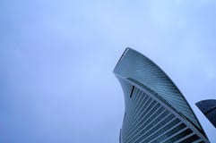 Arranha-c?us da cidade de Moscou pr?dios de vidro torcidos dos centros de neg?cios contra um c?u azul imagem de stock Arranha-c?us da cidade de Moscou pr?dios de vidro torcidos dos centros de neg?cios contra um c?u azul imagem de stock