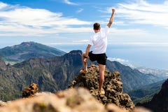 Arraste o sucesso do corredor, homem que corre nas montanhas imagem de stock Arraste o sucesso do corredor, homem que corre nas montanhas imagem de stock