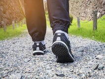 Arrastre las piernas del hombre que caminan con el zapato Forest Park del deporte al aire libre Fotografía de archivo libre de regalías Arrastre las piernas del hombre que caminan con el zapato Forest Park del deporte al aire libre Fotografía de archivo libre de regalías