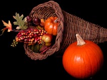 Arreglo de la cesta de la calabaza y del claxon en negro Imagen de archivo libre de regalías Arreglo de la cesta de la calabaza y del claxon en negro Imagen de archivo libre de regalías