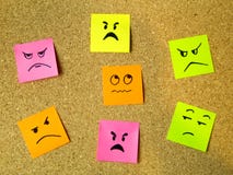 arrolhe a placa com os post-it coloridos que representam vários emoticons com uma comunicação da emoção da raiva que acusa o conc Fotos de Stock arrolhe a placa com os post-it coloridos que representam vários emoticons com uma comunicação da emoção da raiva que acusa o conc Fotos de Stock