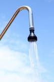 Arroseuse de douche sur le ciel bleu extérieur Photographie stock Arroseuse de douche sur le ciel bleu extérieur Photographie stock