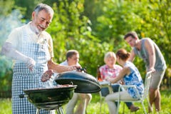 arrostisca col barbecue la famiglia che ha partito arrostisca col barbecue la famiglia che ha partito