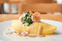Arroz de Omu del japonés, arroz japonés de la tortilla con los camarones fotos de archivo libres de regalías Arroz de Omu del japonés, arroz japonés de la tortilla con los camarones fotos de archivo libres de regalías