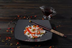 Arroz hinese del plato del dietético de Ñ con las verduras guisadas foto de archivo Arroz hinese del plato del dietético de Ñ con las verduras guisadas foto de archivo