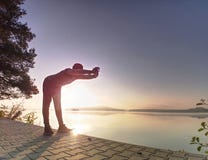 Arrêt âgé moyen de coureur pour le souffle Le sportif fait une pause images libres de droits Arrêt âgé moyen de coureur pour le souffle Le sportif fait une pause images libres de droits