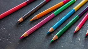 Arrêtez le mouvement a coloré des crayons sur le tableau noir Laps de temps film de l'animation 4k banque de vidéos Arrêtez le mouvement a coloré des crayons sur le tableau noir Laps de temps film de l'animation 4k banque de vidéos