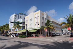 Art Deco i drzewka palmowe w Miami plaży, Floryda zdjęcia royalty free Art Deco i drzewka palmowe w Miami plaży, Floryda zdjęcia royalty free