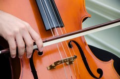 Art et violoniste élégant d'homme de Young d'artiste jouant le violon sur le noir Musique classique image stock Art et violoniste élégant d'homme de Young d'artiste jouant le violon sur le noir Musique classique image stock