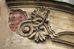 Art Nouveau stuckaturgarnering i Hradec Kralove, Tjeckien royaltyfri bild Art Nouveau stuckaturgarnering i Hradec Kralove, Tjeckien royaltyfri bild