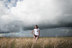 Art und Weisefoto der jungen schönen Frau lizenzfreie stockfotos Art und Weisefoto der jungen schönen Frau lizenzfreie stockfotos
