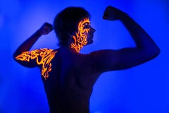 Arte al neon del fronte del ritratto uv coraggioso dell'uomo, energia luminosa del fuoco fotografie stock Arte al neon del fronte del ritratto uv coraggioso dell'uomo, energia luminosa del fuoco fotografie stock