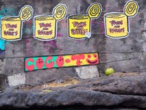 Arte da rua ao lado de Batu Bolong que mostra latas, o lixo e o coco inúteis fotos de stock Arte da rua ao lado de Batu Bolong que mostra latas, o lixo e o coco inúteis fotos de stock