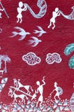 Arte pintada na parede de um templo de Warli dentro do ` s SGNP de Mumbai foto de stock Arte pintada na parede de um templo de Warli dentro do ` s SGNP de Mumbai foto de stock