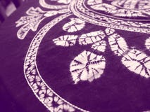 Artesanato chinês: Cópias roxas do Batik no pano Imagens de Stock Artesanato chinês: Cópias roxas do Batik no pano Imagens de Stock