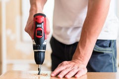 Artesano u hombre de DIY que trabaja con el taladro de poder foto de archivo libre de regalías Artesano u hombre de DIY que trabaja con el taladro de poder foto de archivo libre de regalías