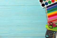Articoli per ufficio e del banco Fondo della scuola matite colorate, penna, dolori, carta per la scuola e istruzione dello studen immagini stock Articoli per ufficio e del banco Fondo della scuola matite colorate, penna, dolori, carta per la scuola e istruzione dello studen immagini stock