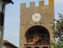 Artimino Tuscany, Italien, turreted d?rr-Portaturrita med klockan, sikt arkivbilder Artimino Tuscany, Italien, turreted d?rr-Portaturrita med klockan, sikt arkivbilder