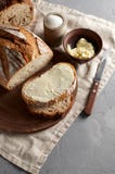 Artisanaal gesneden toostbrood met boter en suiker op houten scherpe raad Eenvoudig ontbijt op grijze concrete achtergrond royalty-vrije stock afbeeldingen Artisanaal gesneden toostbrood met boter en suiker op houten scherpe raad Eenvoudig ontbijt op grijze concrete achtergrond royalty-vrije stock afbeeldingen