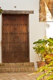 Artisanale bewerkte houten deur aan een uitstekende hotelruimte in Spanje stock foto Artisanale bewerkte houten deur aan een uitstekende hotelruimte in Spanje stock foto