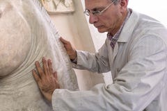 Artist gesture with hands on a sculpture in arts studio Royalty Free Stock Photography Artist gesture with hands on a sculpture in arts studio Royalty Free Stock Photography
