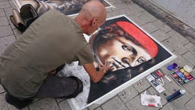 Artista de la calle que dibuja los retratos clásicos en público fotos de archivo libres de regalías Artista de la calle que dibuja los retratos clásicos en público fotos de archivo libres de regalías