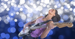 Artista de sexo femenino feliz de la música que toca la guitarra sobre bokeh fotografía de archivo libre de regalías Artista de sexo femenino feliz de la música que toca la guitarra sobre bokeh fotografía de archivo libre de regalías