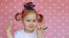 Artista divertente del bambino con le palme sporche in pittura Bambina felice con le mani dipinte variopinte con i sorrisi su un archivi video Artista divertente del bambino con le palme sporche in pittura Bambina felice con le mani dipinte variopinte con i sorrisi su un archivi video