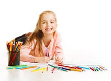 Artista Drawing Color Pencils da criança, imaginação de sorriso da menina da criança foto de stock royalty free Artista Drawing Color Pencils da criança, imaginação de sorriso da menina da criança foto de stock royalty free