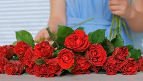 Artista floral profesional que trabaja con las flores en el estudio fotos de archivo libres de regalías Artista floral profesional que trabaja con las flores en el estudio fotos de archivo libres de regalías