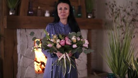 Artista floreale della donna professionale, fiorista nei perfoms blu del vestito il bello mazzo selfmade delle rose differenti e video d archivio Artista floreale della donna professionale, fiorista nei perfoms blu del vestito il bello mazzo selfmade delle rose differenti e video d archivio