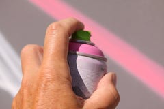 Artiste de rue peignant le graffiti coloré sur le mur - fermez-vous du concept d'art moderne avec les murales vivants de peinture images libres de droits Artiste de rue peignant le graffiti coloré sur le mur - fermez-vous du concept d'art moderne avec les murales vivants de peinture images libres de droits