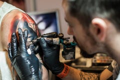Artistes de tatouage au travail Photo libre de droits Artistes de tatouage au travail Photo libre de droits