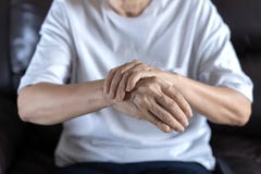 artritis oud persoon en Bejaardewijfje die osteoart lijden Stock Fotografie artritis oud persoon en Bejaardewijfje die osteoart lijden Stock Fotografie