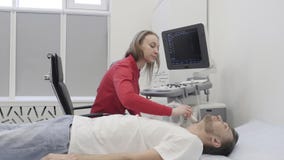 Arts bij ultrasone klankprocedure voor kenmerkende schildklier bij mannelijke patiënt stock footage Arts bij ultrasone klankprocedure voor kenmerkende schildklier bij mannelijke patiënt stock footage