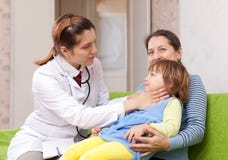Arts wat betreft hals van baby stock afbeeldingen Arts wat betreft hals van baby stock afbeeldingen