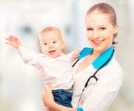 Artsenpediater en geduldige gelukkige kindbaby stock fotografie Artsenpediater en geduldige gelukkige kindbaby stock fotografie